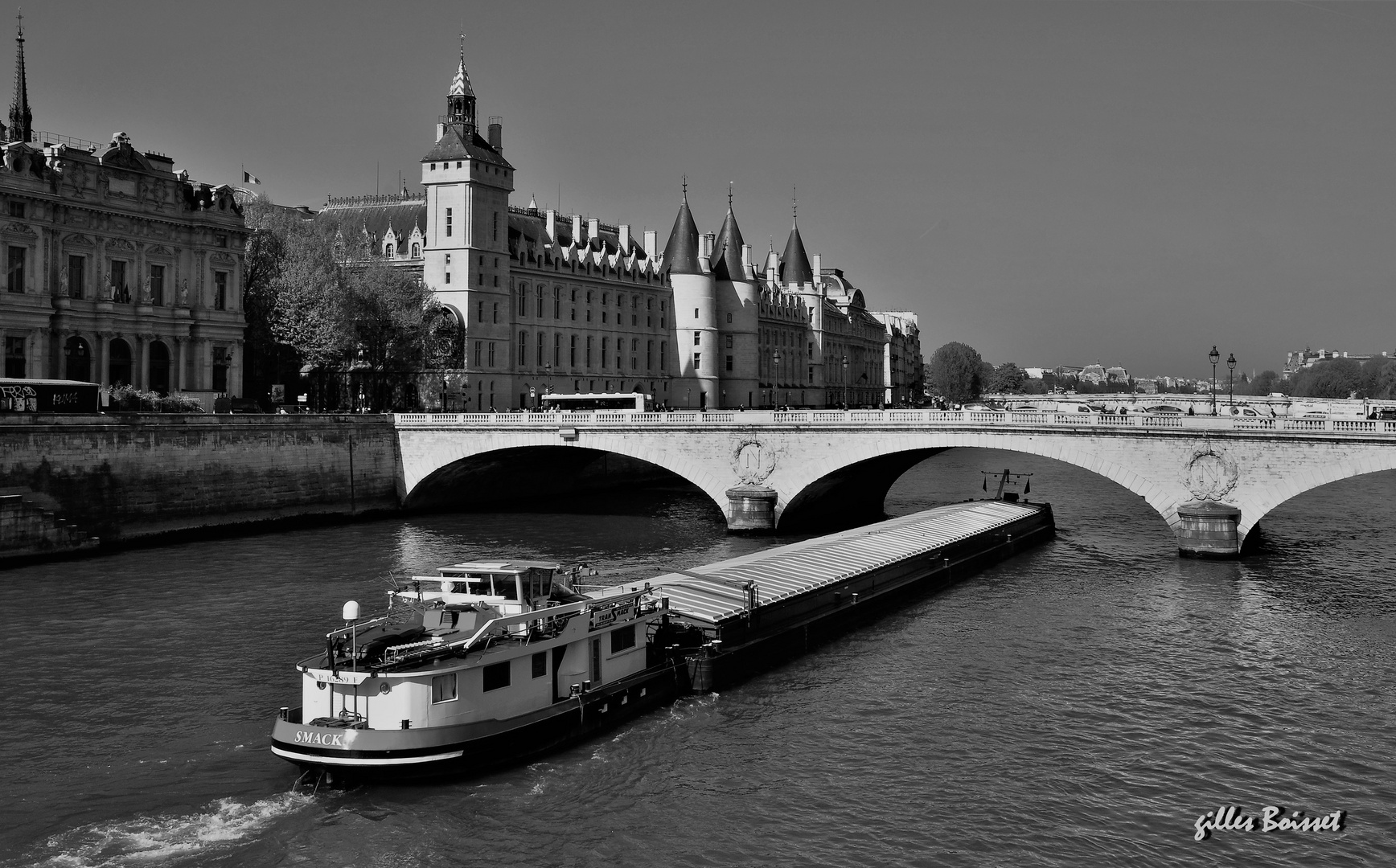 un petit smack de Paris à  toutes les dames de FC...