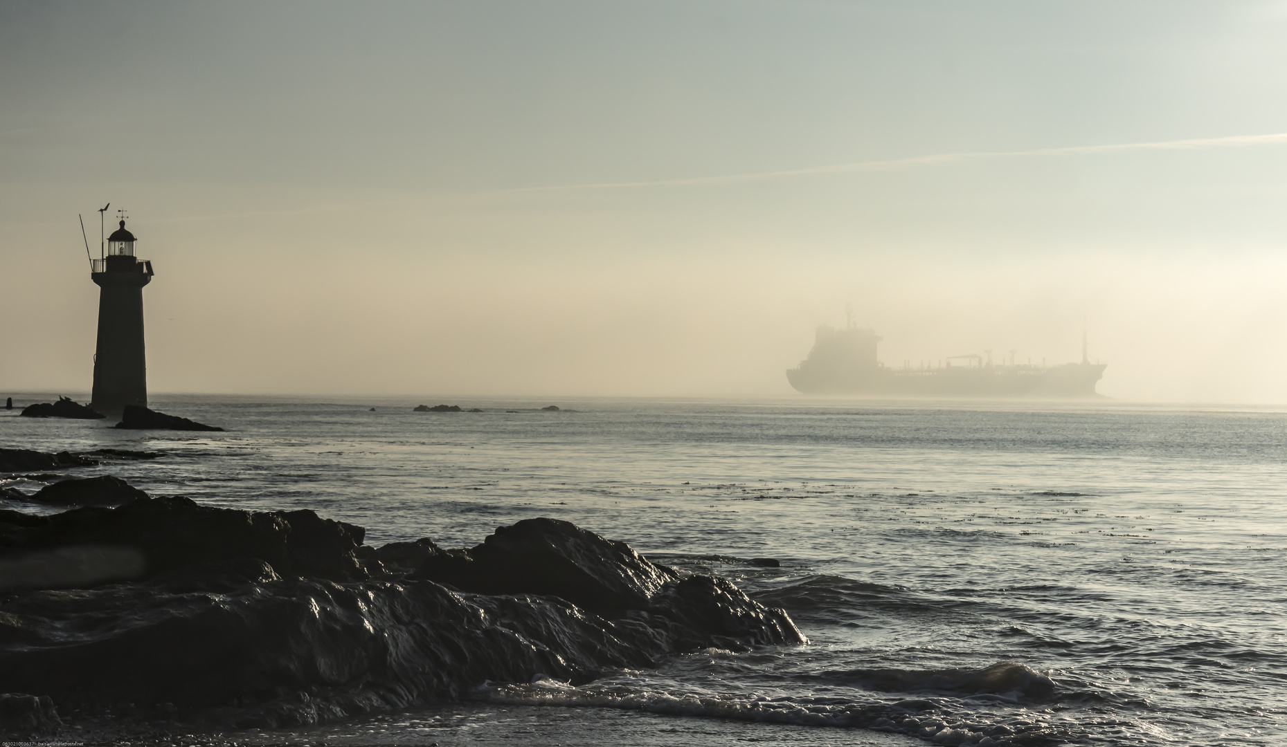 Un pétrolier quitte le port