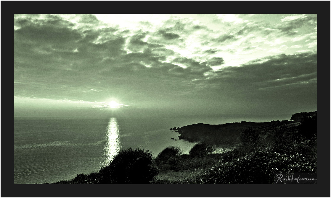 Un phare naturel sur la baie de Douardenez Finistère