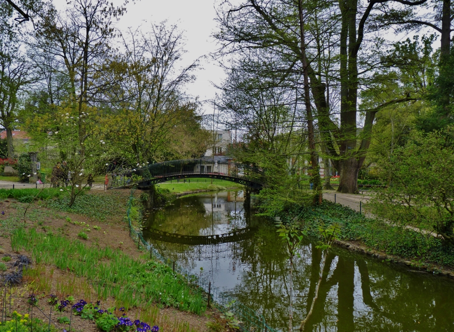 Un plan d'eau d' un parc 'Le Jardin des Plantes" au Mans