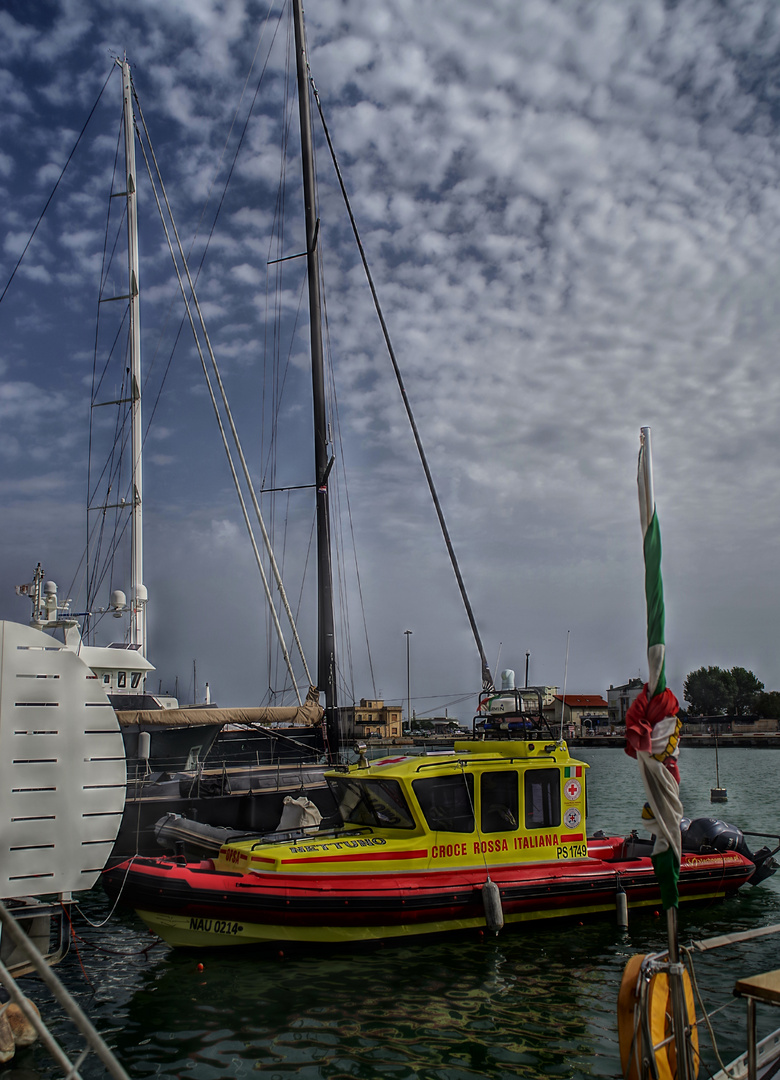 UN PO DI  COLORE  AL  PORTO DI  PESARO