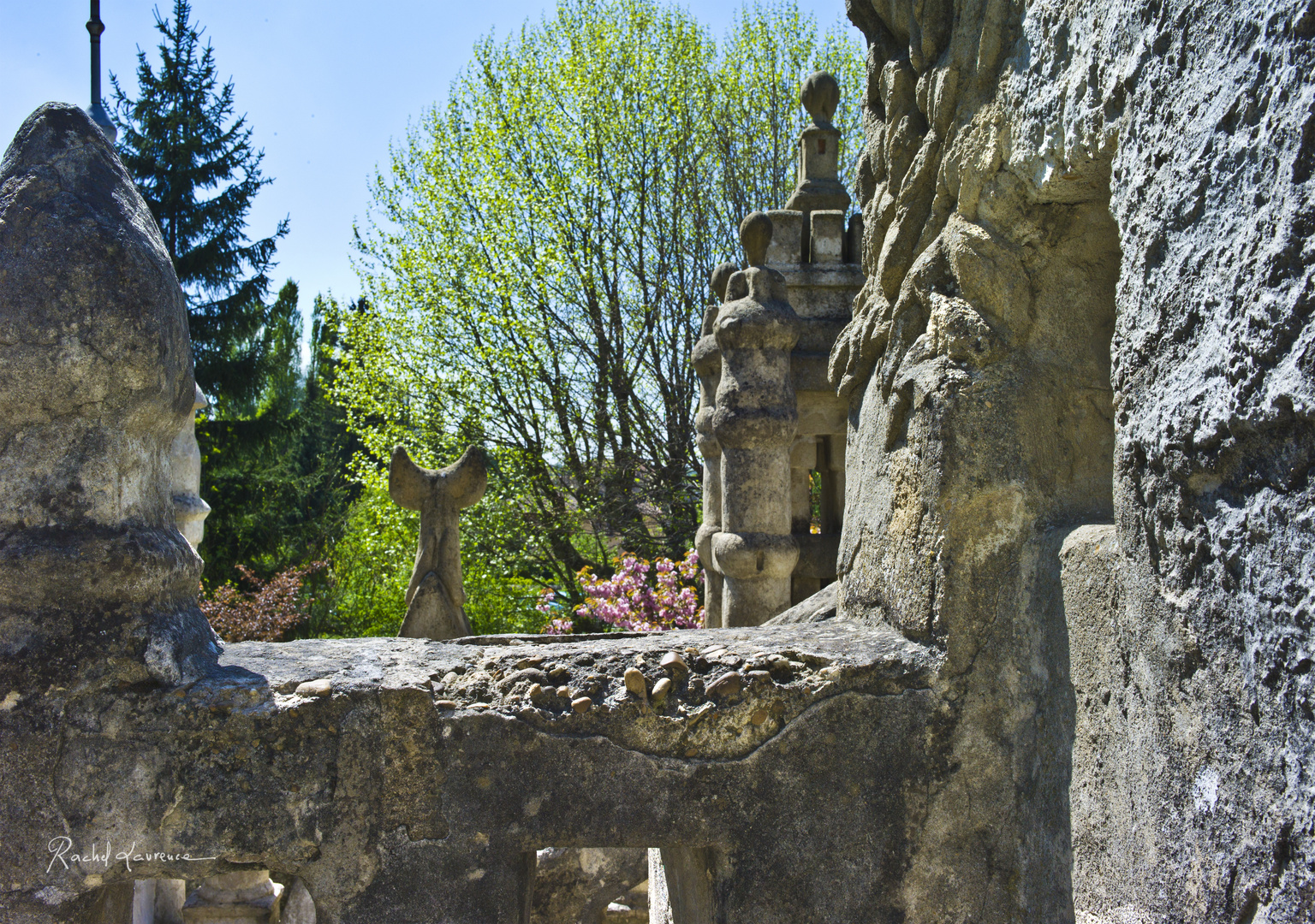 Un point de vue depuis une terrasse du palais idéal du Facteur Cheval