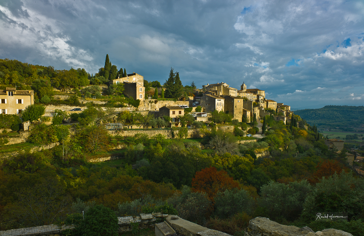 Un point de vue sur le village de Gordes dans le Lubéron, Vaucluse, France