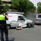 Un Policia Local, toma fotografias de la furgoneta siniestrada