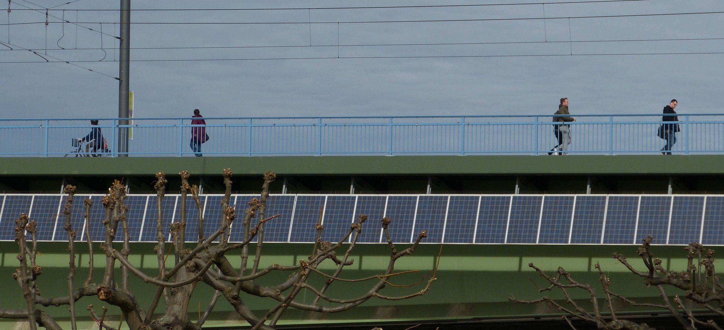 un pont dort, le soleil donne dans les panneaux