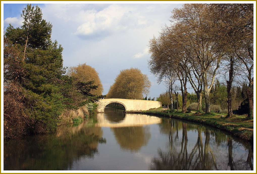 Un pont sur le canal.