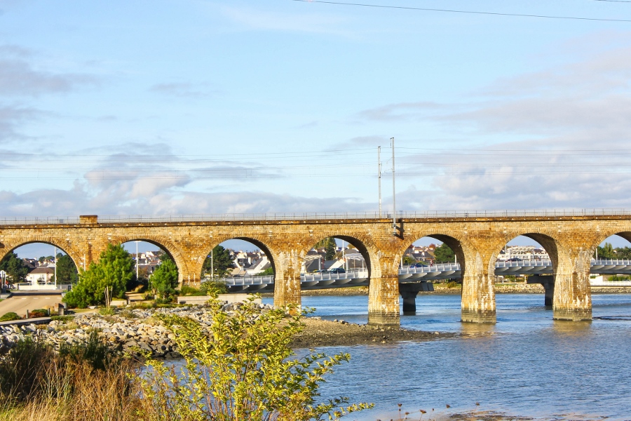 Un pont traversant Le Scorff à Lorient -Morbihan)