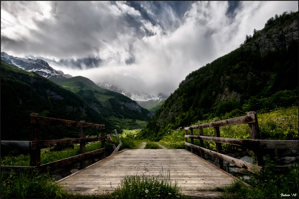 un ponte verso la sera