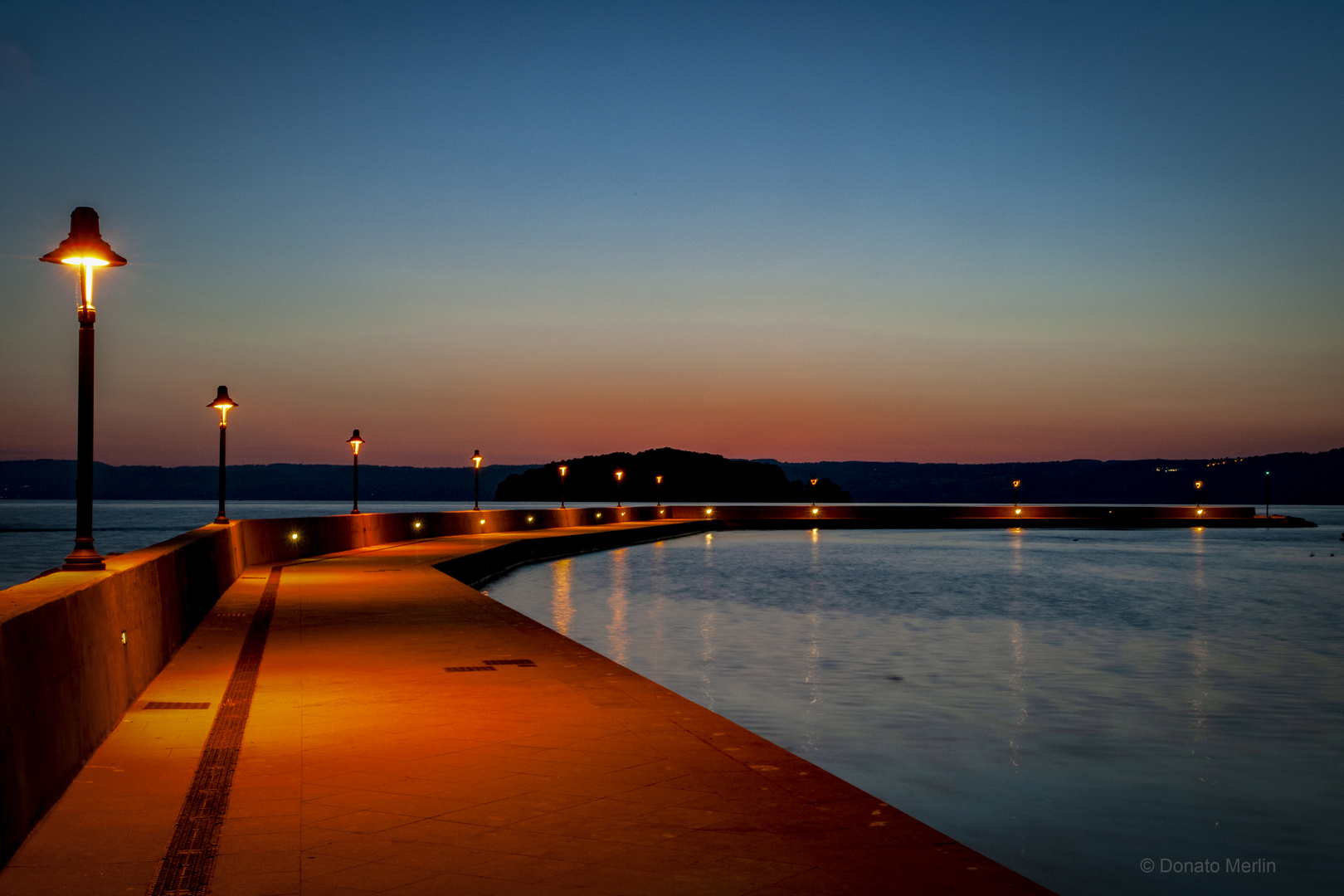 Un pontile verso l'alba