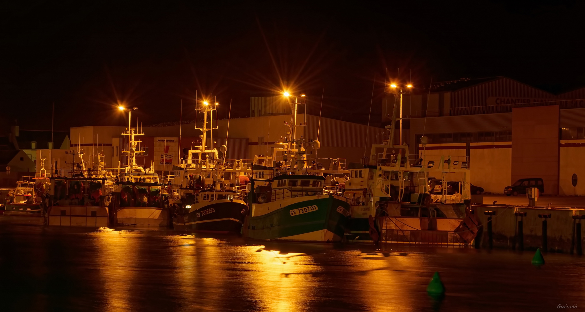 Un port la nuit.