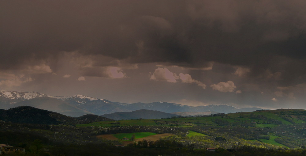 un rayon de soleil entre les nuages