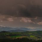 un rayon de soleil entre les nuages