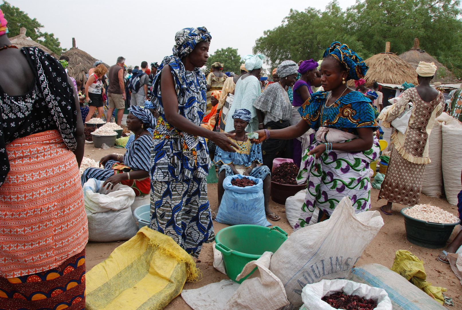 Un regard insolite dans un marché Sénégalais Près de "Saloum"