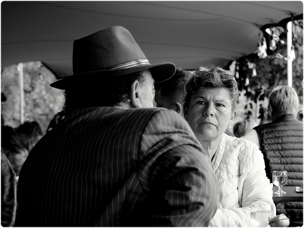 un regard sévère