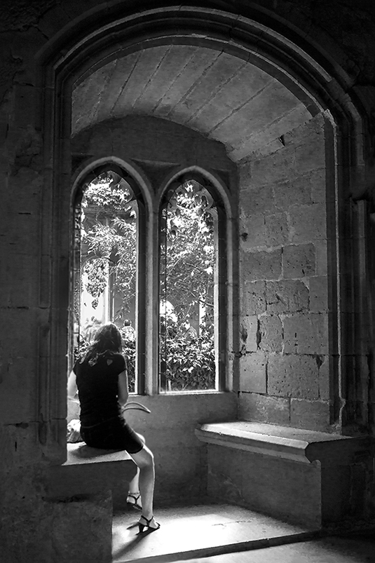 Un regard sur une visiteuse du chateau à Olite