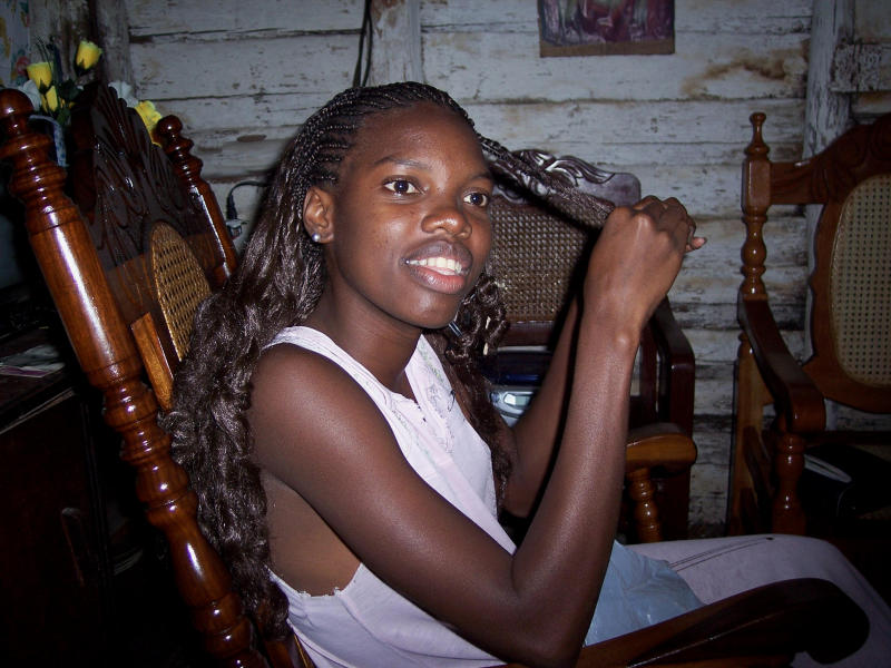 Un regard, un sourire, une jeune fille, une maison de palme à la campagne, CUBA