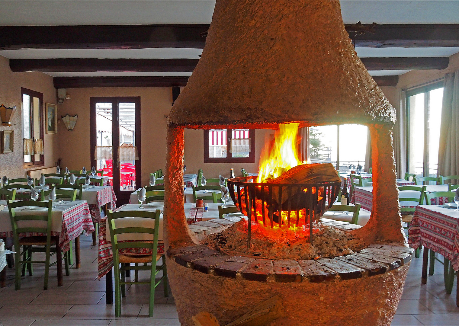 Un restaurant chaleureux à Sainte-Agnès