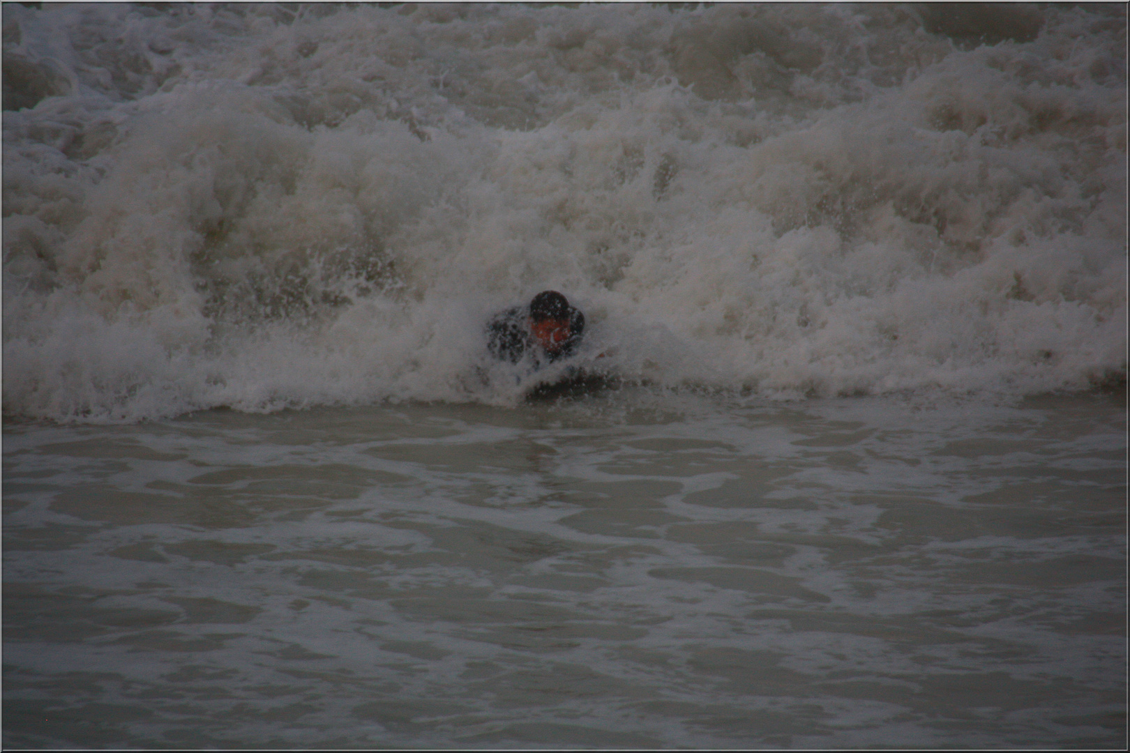 ..Un surfeur courageux, dans la manche..