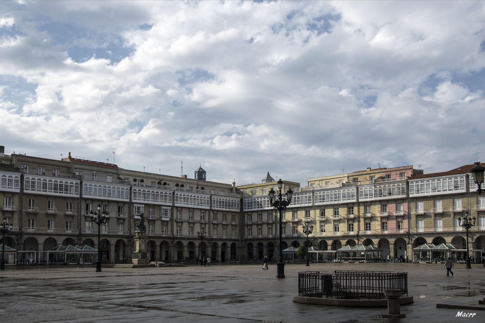 Un techo de nubes sobre la Plaza de María Pita. La Coruña.