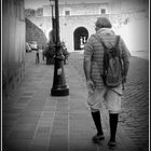 Un touriste à grandes chaussettes