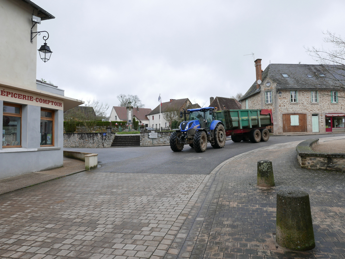 Un tracteur est passé Il a crié Olé