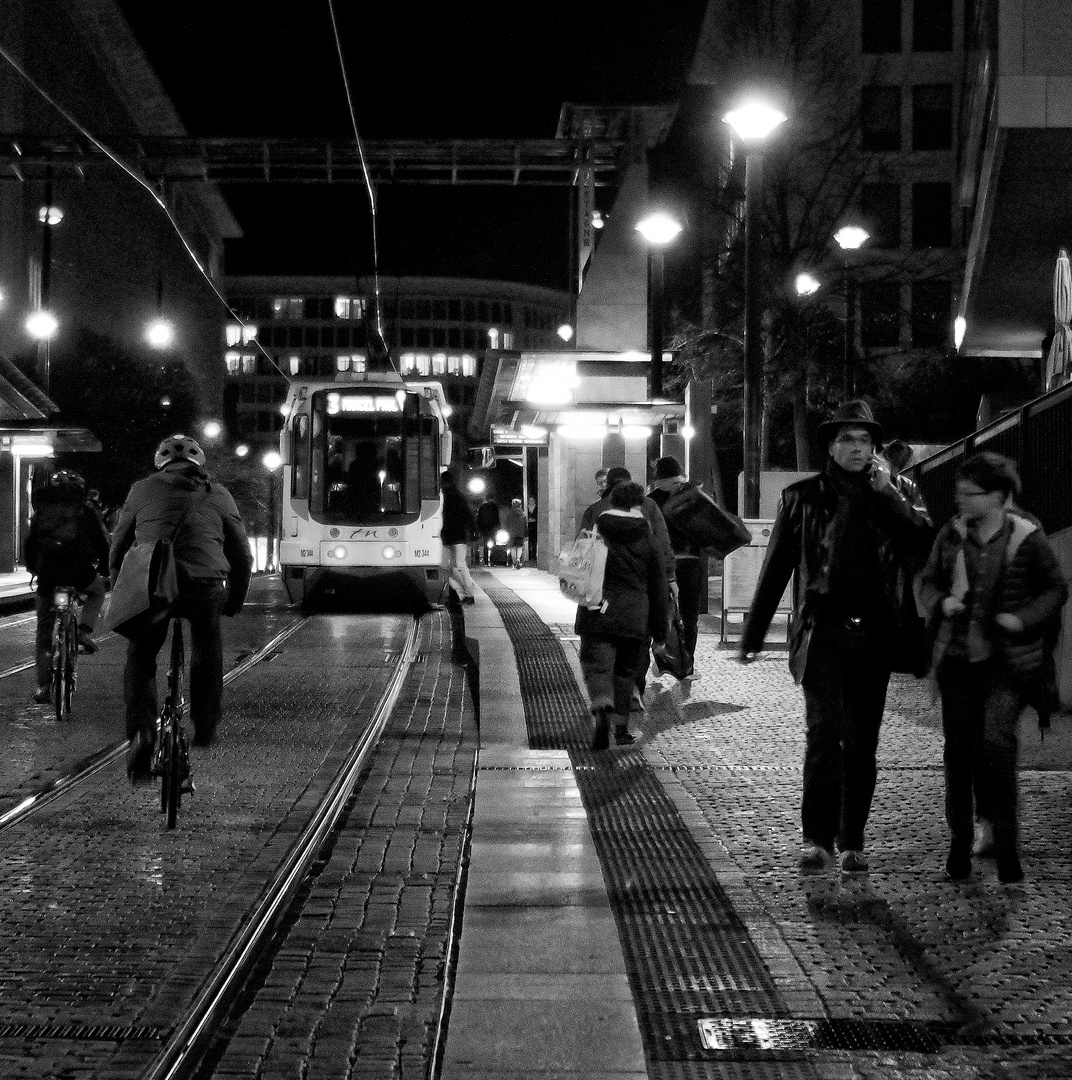 Un tram dans la nuit...