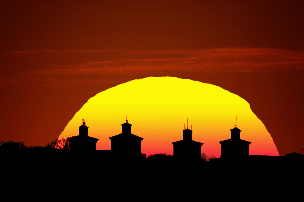 ...un tramontino dietro le torri...