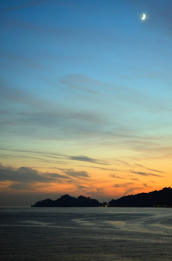 Un tramonto con la Luna