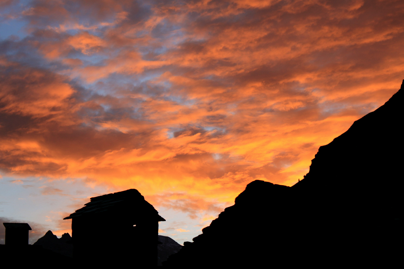 Un tramonto dalla finestra della cucina..