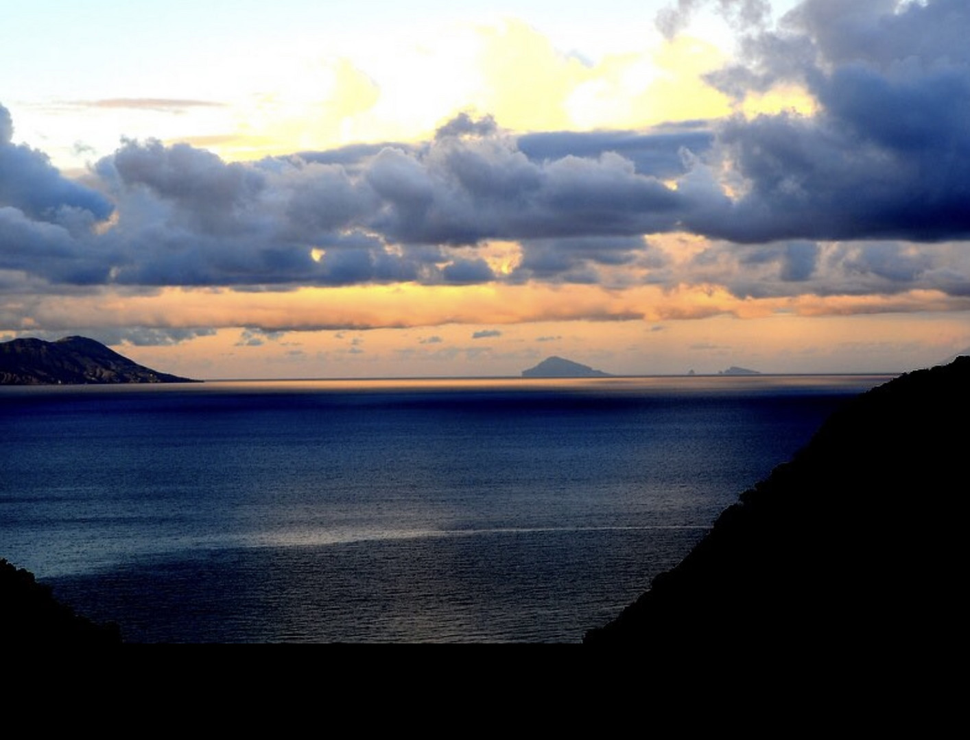 Un tramonto siciliano con le Eolie 