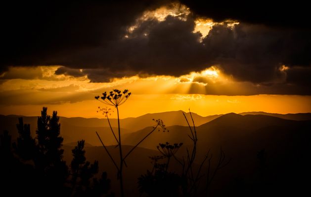 ..un tramonto tra le montagne....