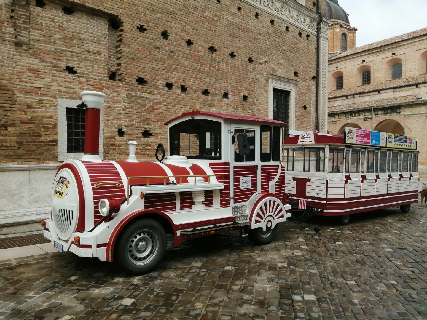 un trenino in città