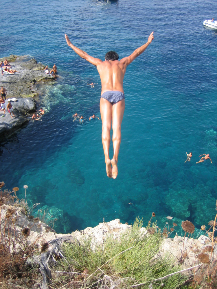 Un tuffo dove l'acqua è più blu.. niente di più.. di Raffaele Falso