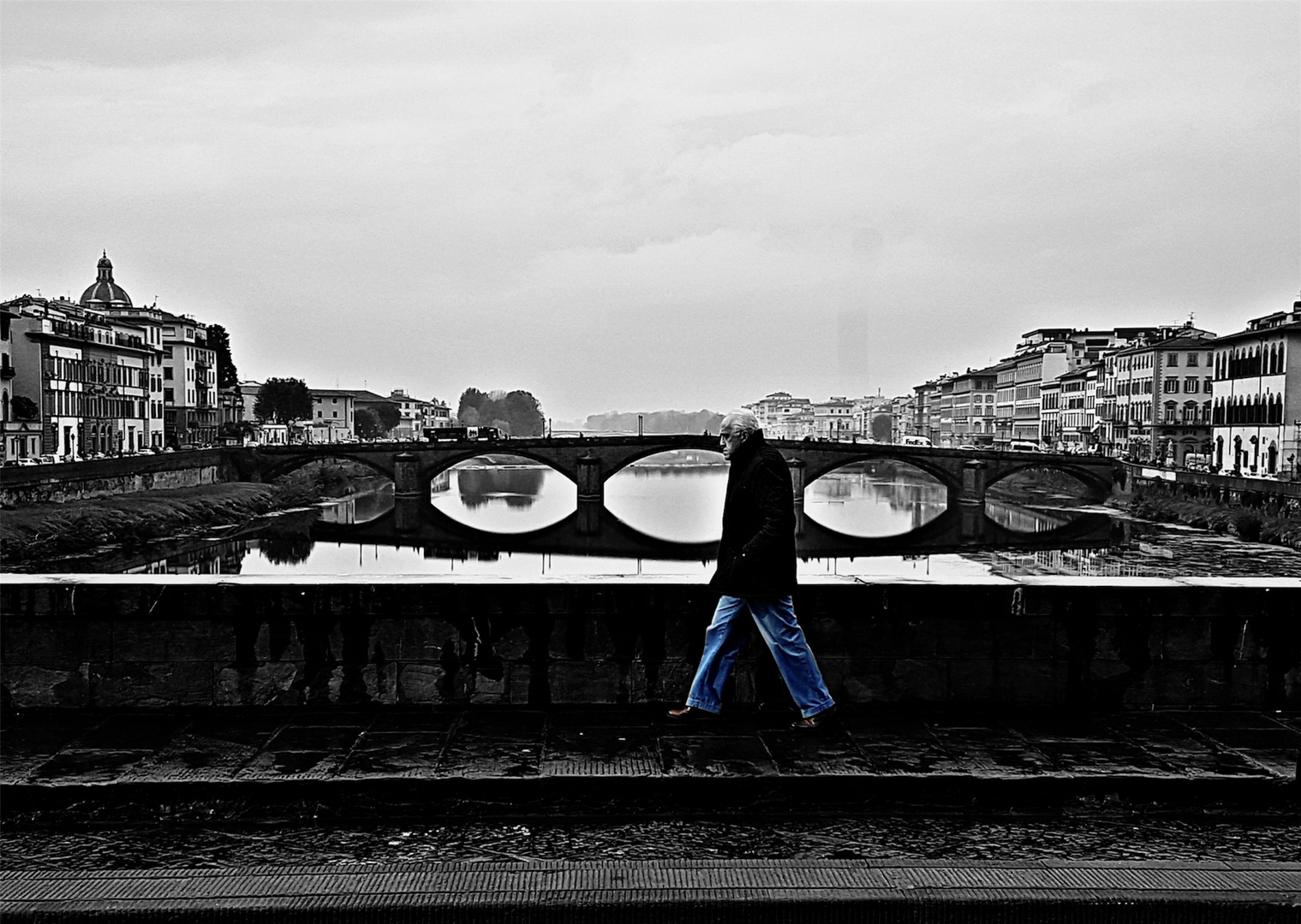 Un uomo sul ponte