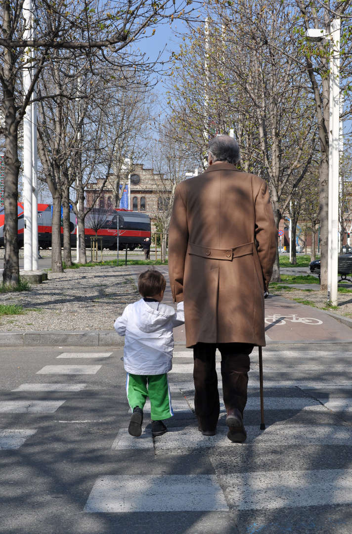 Un vecchio e un bambino si preser per mano...