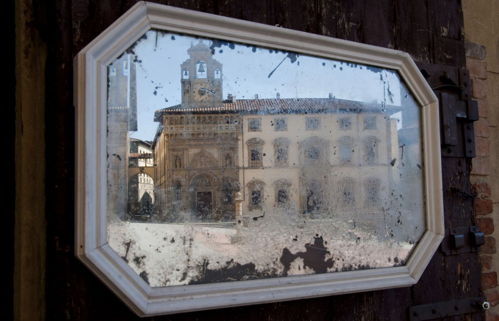 Un vecchio specchio su Piazza Grande