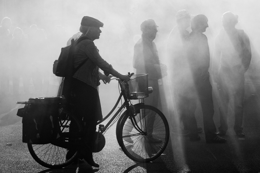 Un vélo dans la brume