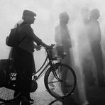 Un vélo dans la brume