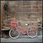 Un vélo dans le centre ville, piétonnier, de Lucca (Italie)