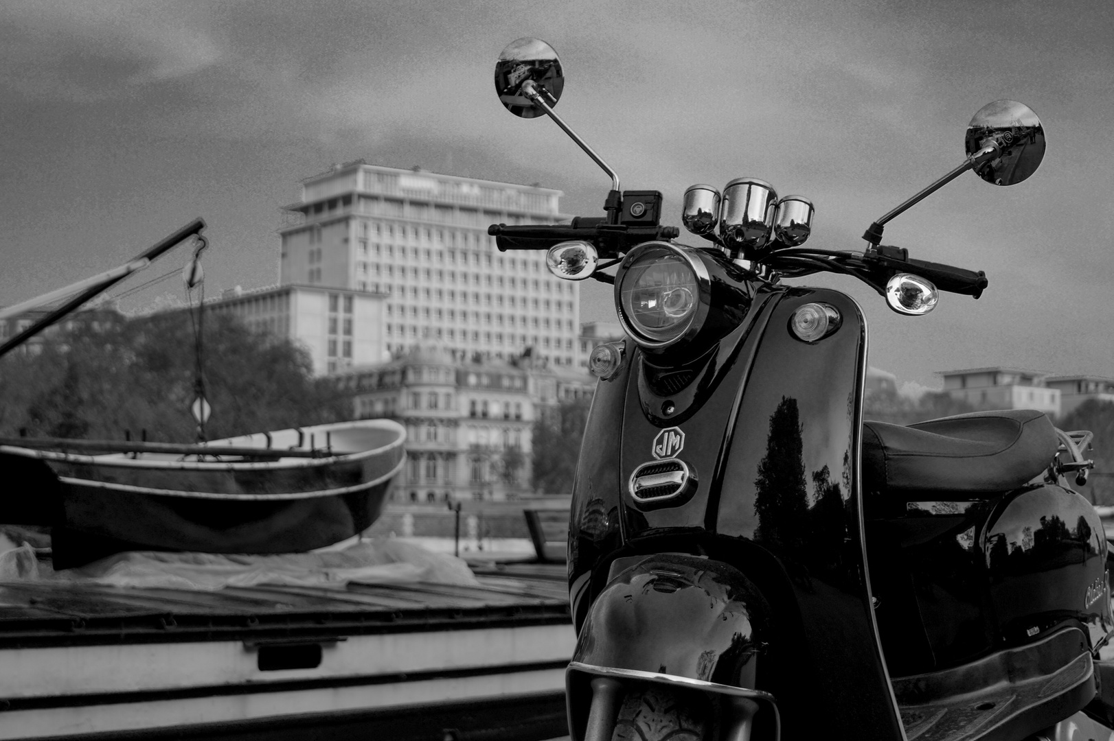 un vespa sur la seine