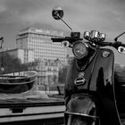 un vespa sur la seine