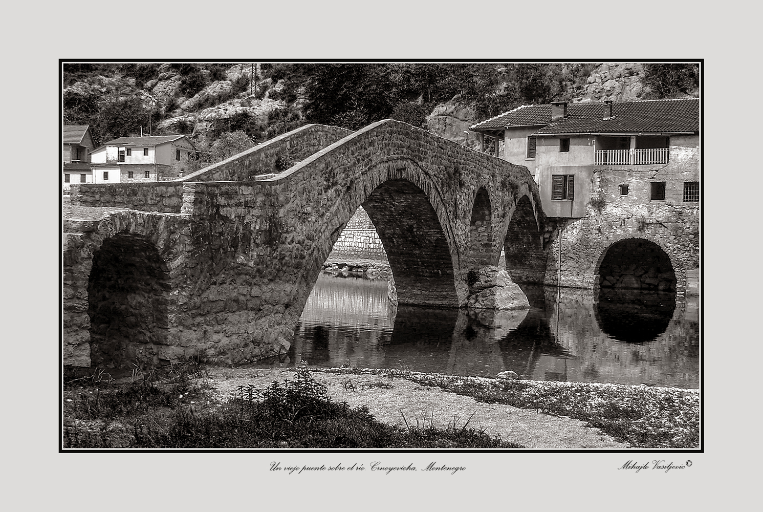 Un viejo puente sobre el río Crnoyevicha Montenegro