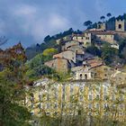 un village escarpé....