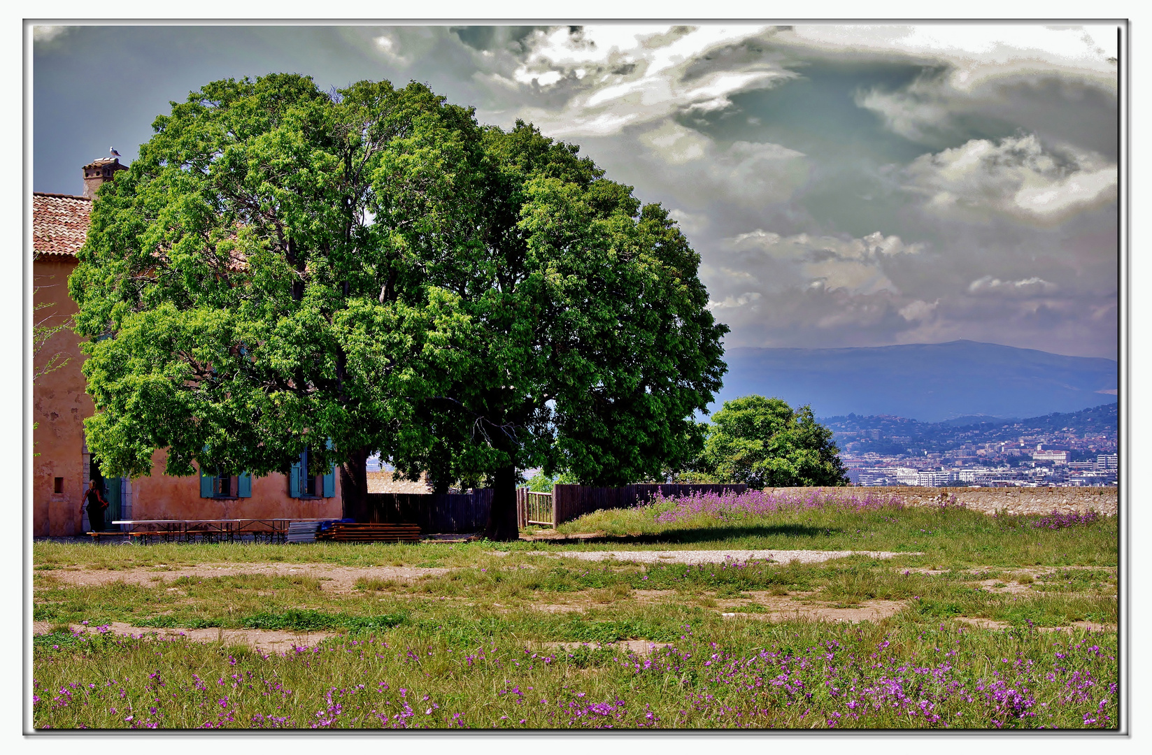 un villaggio provenzale nella fortezza di ste marguerite...