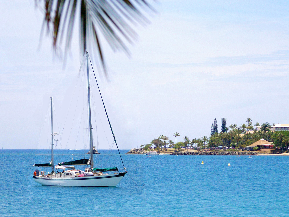 Un voilier à l’ancre dans l’Anse Vata - Nouméa - Ein Schiff liegt vor Anker in der Anse Vata Bucht