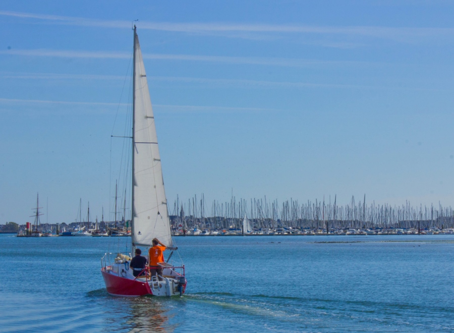 Un voilier partant en mer