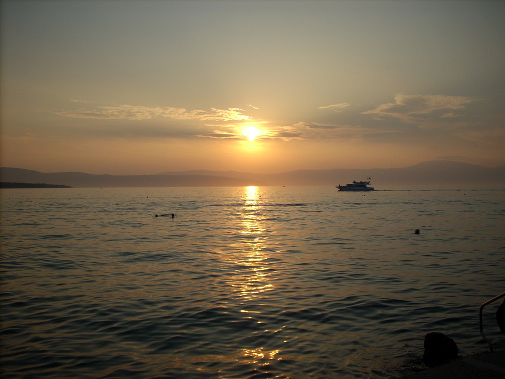 una barca in mezzo al mar