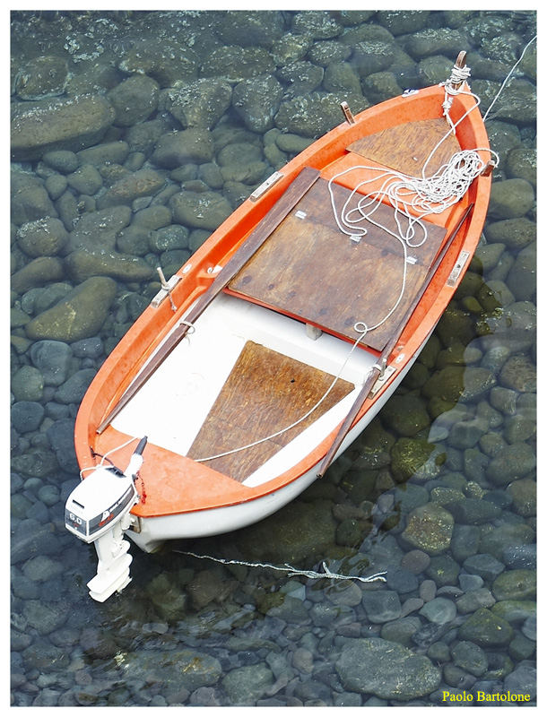 Una barca in mezzo al mare