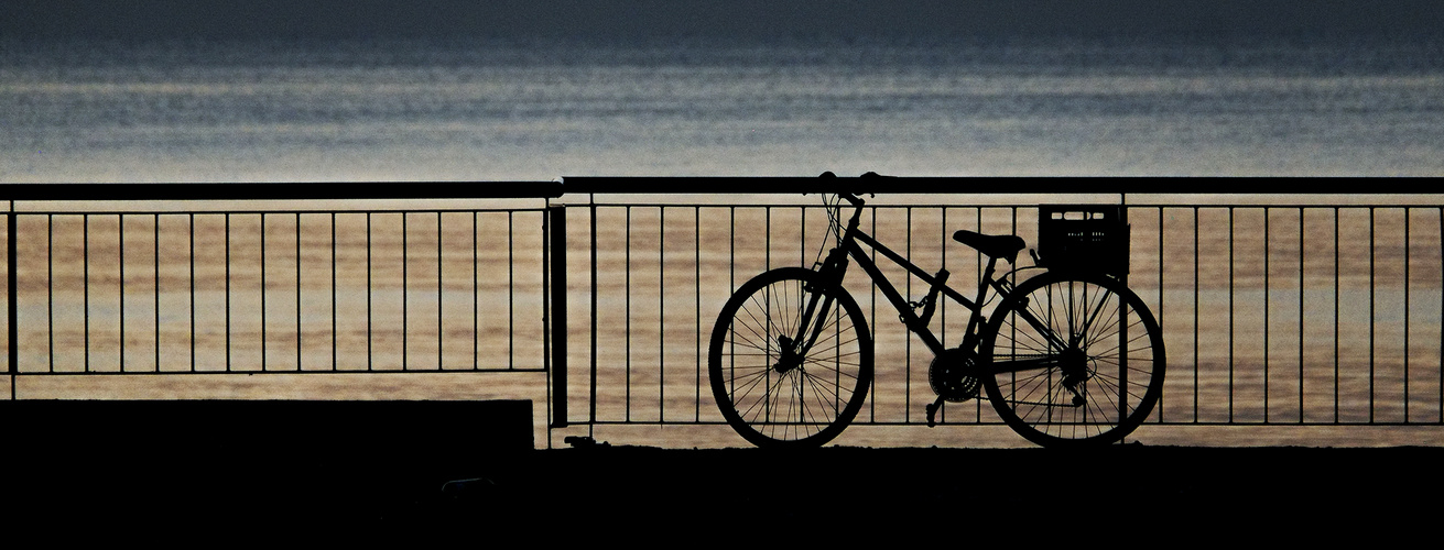 una bici en la playa al amanecer