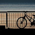 una bici en la playa al amanecer